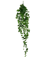 De Kunst Klimop 130 cm groen is een hangende kunstklimop met weelderige groene bladeren die naar beneden vallen, tegen een effen witte achtergrond.
