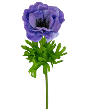 De Kunstanemoon Real Touch Blauw Paars 52cm heeft een enkele blauwpaarse anemoonbloem met gelaagde bloemblaadjes en een donker hart, op een groene steel met heldere, diep gelobde bladeren, tegen een witte achtergrond.