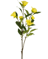 De Kunstbloem Camellia 80 cm geel heeft een enkele steel met meerdere felgele kunst camelia bloemen en groene bladeren, afgebeeld tegen een effen witte achtergrond.