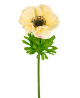 De Kunstanemoon Real Touch geel 52cm is een levensechte kunstanemoon met een lichtgele bloem, donker hart, lichtgroene diep gelobde bladeren en een lange groene steel, perfect voor decoratie en op een witte achtergrond.