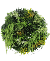 De Kunsthaag op Zwart Frame Ø100 cm heeft een cirkelvormig arrangement van verschillende groene planten en gebladerte, waaronder varens, slingerende wijnranken en bladeren met gele punten, met verschillende bladvormen en texturen tegen een witte achtergrond.
