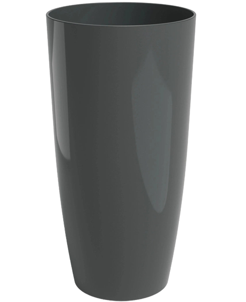 Un vaso alto, liscio, grigio scuro Santorini (Ø33 cm x H65 cm) con una superficie lucida sta in piedi su uno sfondo bianco semplice.