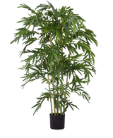 De Kunstplant Bamboe 180 cm brandvertragend is een hoge kunstbamboeplant met lange, slanke groene bladeren en dunne lichtbruine stengels in een kleine zwarte pot, weergegeven tegen een witte achtergrond.