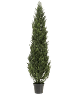 De Kunstplant Conifeer UV 180 cm is een hoge, smalle kunstgroene groenblijver met dicht groen blad in een zwarte kunststof pot, tegen een effen witte achtergrond.