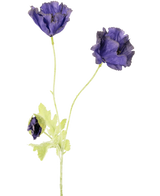 De Kunstbloem Papaver 73 cm heeft drie delicate paarse bloemen - twee open, een gedeeltelijk gesloten - met lichtgroene stengels en bladeren, tegen een effen witte achtergrond.