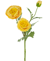 La rosa artificiale "Emine" Real Touch Yellow 62 cm ha un gambo singolo con due fiori gialli che sbocciano e un bocciolo chiuso, accentuato da foglie verdi, su uno sfondo bianco.