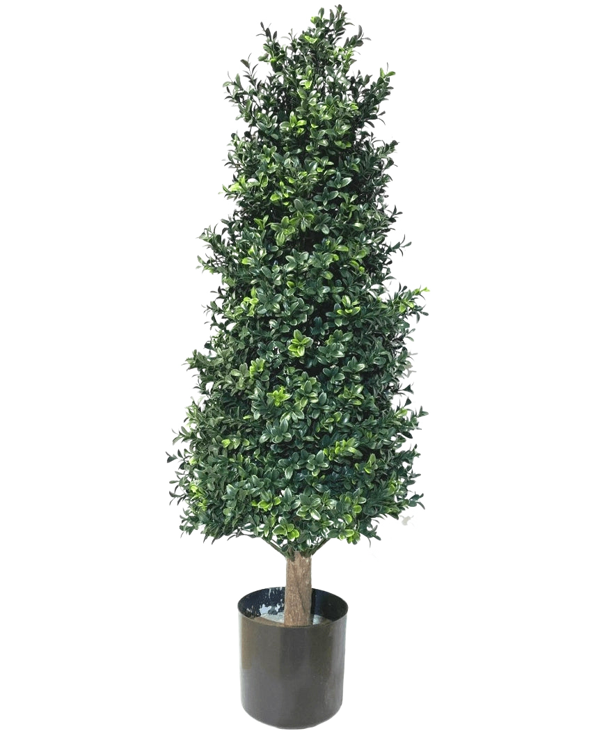 La pianta artificiale Piramide di bosso UV 90 cm ha foglie verdi fitte a forma conica, in un vaso nero. Con la protezione UV è perfetto per le piante da giardino e mantiene la sua bellezza su uno sfondo bianco.