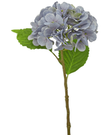 De Kunst Hortensia Deluxe 55 cm paars heeft een enkele lichtpaarse stengel met afgeronde bloemblaadjes en twee groene bladeren, tegen een witte achtergrond.