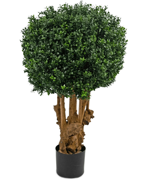 La palla di bosso artificiale in legno stile romano UV 90 cm ha un grappolo rotondo e denso di foglie verdi su più steli marroni in un vaso nero, su uno sfondo bianco.
