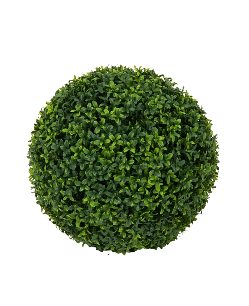 Una vista dall'alto della pianta artificiale Buxus stile romano UV D40 cm, un arbusto artificiale sferico ben tagliato con fitte foglie verdi su uno sfondo bianco semplice.