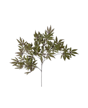 De Kunsttak Esdoorn 70 cm groen brandvertragend heeft een enkele steel met meerdere trossen puntige groene en bordeauxrode bladeren, die lijken op een Japanse esdoorn tak, geïsoleerd op een witte achtergrond.