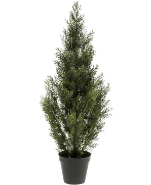 La pianta artificiale Conifera UV 90 cm è un piccolo pino artificiale con fitto fogliame verde in un vaso di plastica nera, in piedi su uno sfondo bianco semplice.