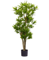 De Kunstplant Dracena Reflexa 150 cm heeft meerdere houtachtige stengels en trossen smalle, puntige groene bladeren in een zwarte pot, afgebeeld tegen een witte achtergrond.