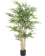 De Kunstplant Bamboe 150 cm brandvertragend heeft hoge, lichtbruine stengels en weelderige groene bladeren. Het biedt blijvende schoonheid en extra brandveiligheid voor elke ruimte binnenshuis, hier afgebeeld tegen een effen witte achtergrond.