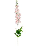 Il delphinium artificiale Real Touch Pink da 90 cm ha un lungo stelo con fiori rosa chiaro e foglie verdi seghettate, su uno sfondo bianco semplice.