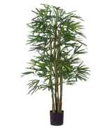 La pianta ignifuga artificiale Lady Palm da 150 cm ha sottili foglie verdi e diversi steli sottili e marroni in un piccolo vaso nero, su uno sfondo bianco semplice.