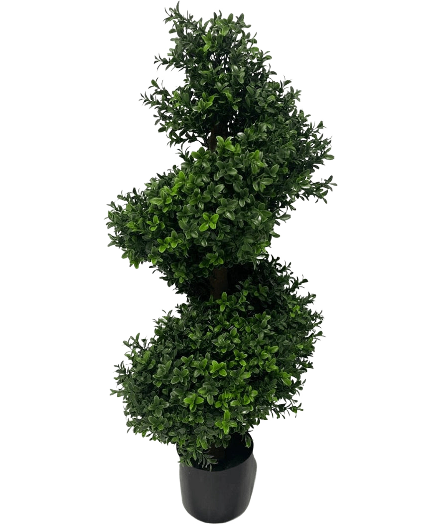 La spirale di bosso artificiale in stile romano UV 90 cm è una pianta topiaria artificiale a forma di spirale con fitte foglie verdi in un vaso nero, su uno sfondo bianco semplice.