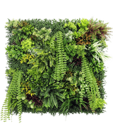 La siepe artificiale Lush Deco Deluxe 100x100 cm UV è un pannello quadrato da giardino verticale caratterizzato da una vegetazione densa e strutturata con un mix di piante a fogliame, felci ed erbe, perfetto per creare un vivace display naturale su uno sfondo bianco.