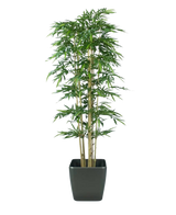De Kunstplant Bamboe 300 cm brandvertragend heeft slanke groene bladeren en meerdere lichtbruine stelen in een eenvoudige zwarte vierkante pot, tegen een effen witte achtergrond.