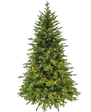 L'albero di Natale artificiale "Vinje" 100% PE - Smart LED è un albero di Natale artificiale verde con aghi in PE e piccole luci bianche calde su un supporto in metallo nero, che offre un aspetto realistico su uno sfondo bianco semplice.