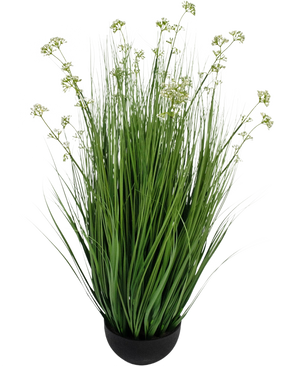 Il vaso per erba artificiale con fiori di porro e cipolla da 100 cm ignifugo è una pianta di erba artificiale in un vaso con lame lunghe e sottili e piccoli grappoli di fiori bianchi in un vaso rotondo nero, raffigurato su un semplice sfondo bianco.