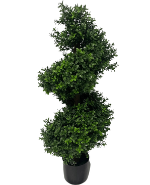 De Kunst Buxus Spiraal Romeinse stijl UV 90cm is een spiraalvormige kunst vormsnoeiplant met dicht groen blad in een zwarte pot, tegen een effen witte achtergrond.