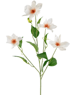 De Kunstclematis Real Touch Wit 88cm heeft een steel met vier witte bloemen met oranje hart en verschillende groene bladeren aan slanke takken, tegen een effen witte achtergrond.