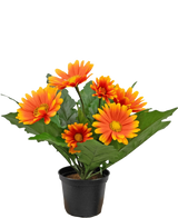 La pianta arancione Gerbera UV da 28 cm artificiale ha fiori artificiali simili a margherite arancioni e gialli con foglie verdi in un vaso nero, perfetti per illuminare qualsiasi spazio.