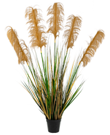 De Kunst Pampasgras 120 cm brandvertragend heeft hoge groene en gele grasachtige bladeren met pluizige bruine pluimen. Deze elegante, brandvertragende kunstplant voegt verfijning toe aan elke collectie nepplanten tegen een witte achtergrond.