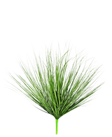 L'erba artificiale cipolla ignifuga da 70 cm ha foglie lunghe, sottili, verdi simili a erba che emergono da un unico stelo, su uno sfondo bianco semplice.
